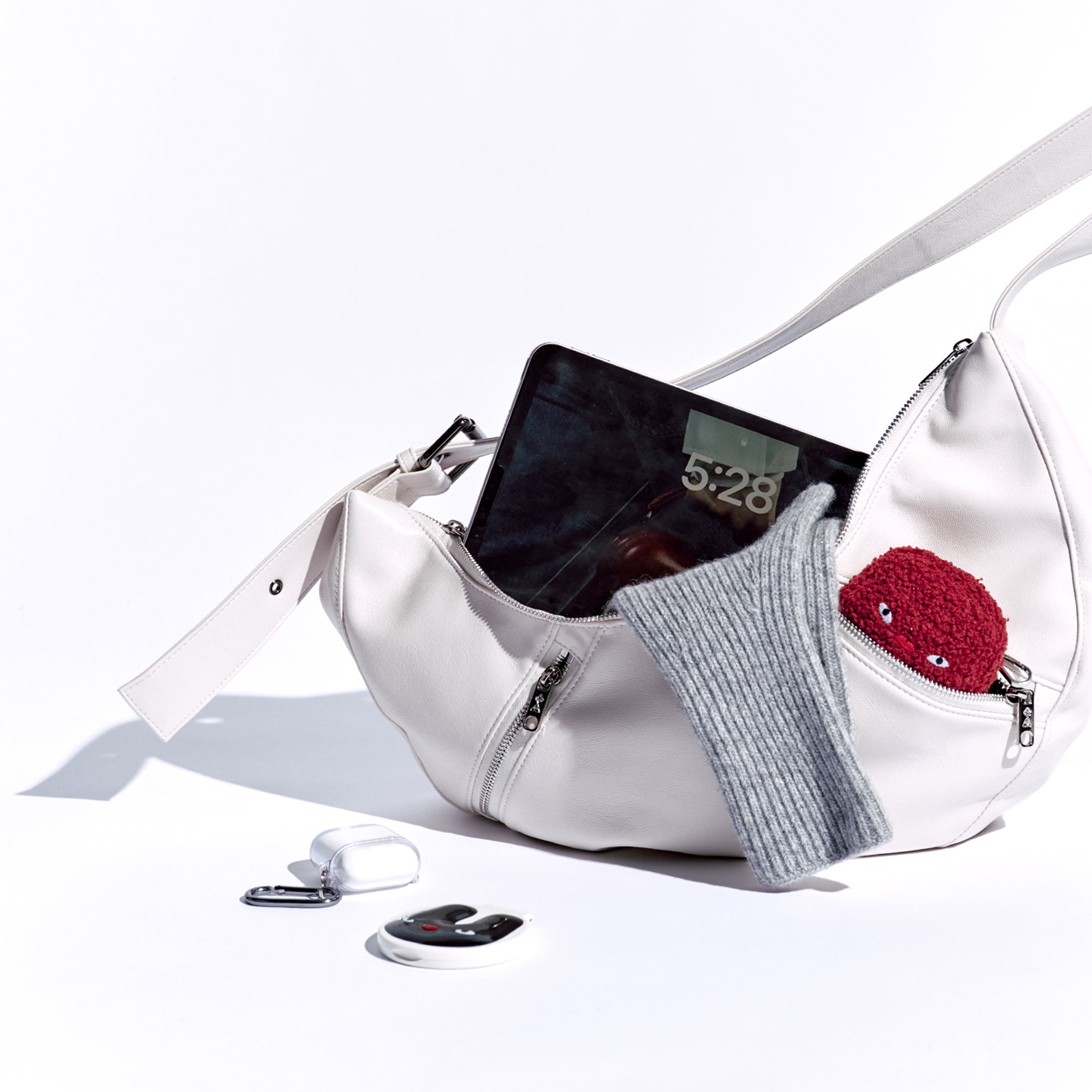 apple sling bag M goat cream