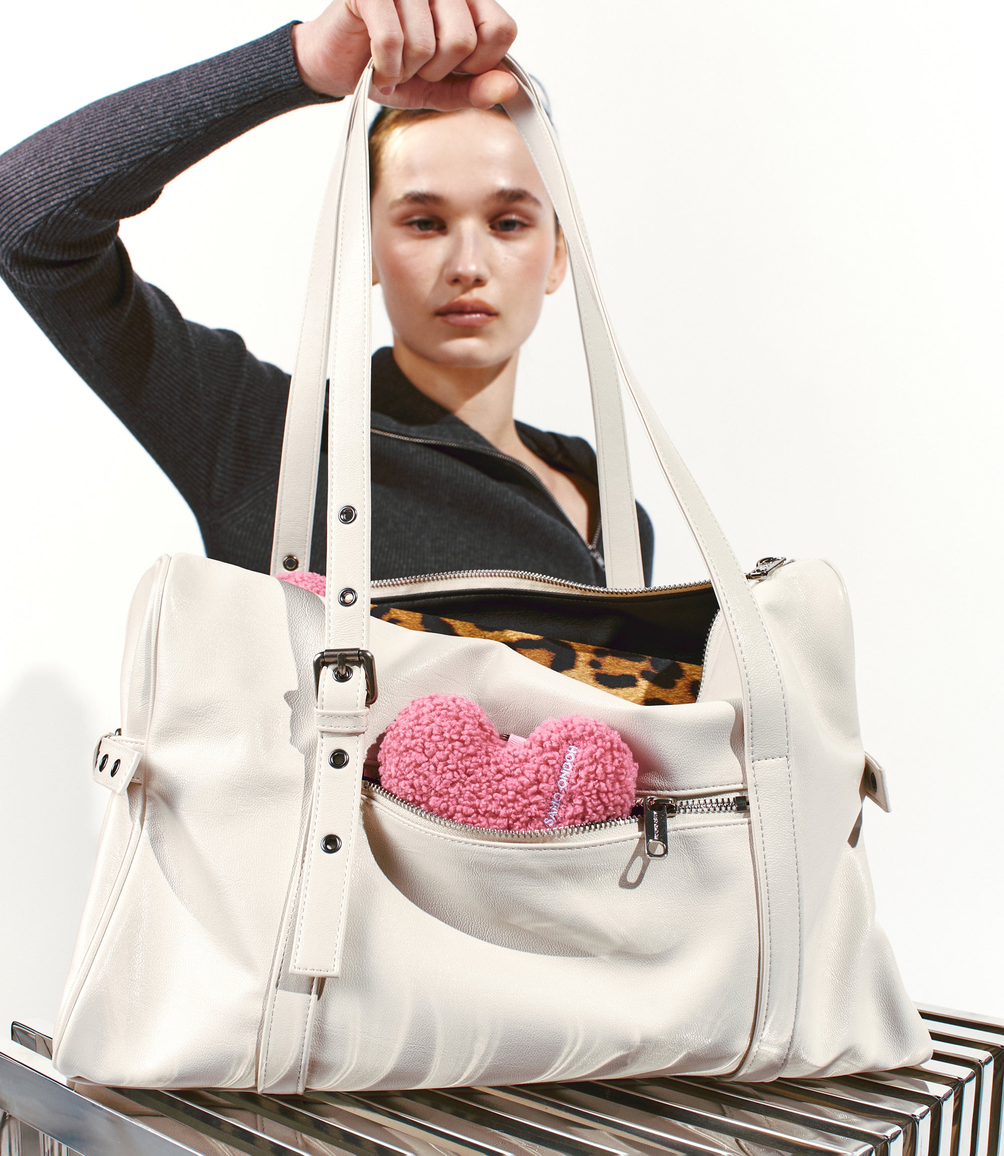 museum bag L goat cream