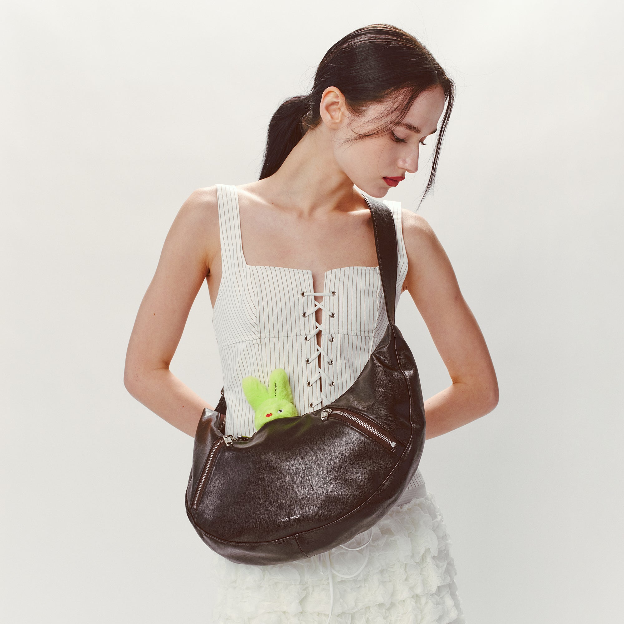 apple sling bag M goat chocolate