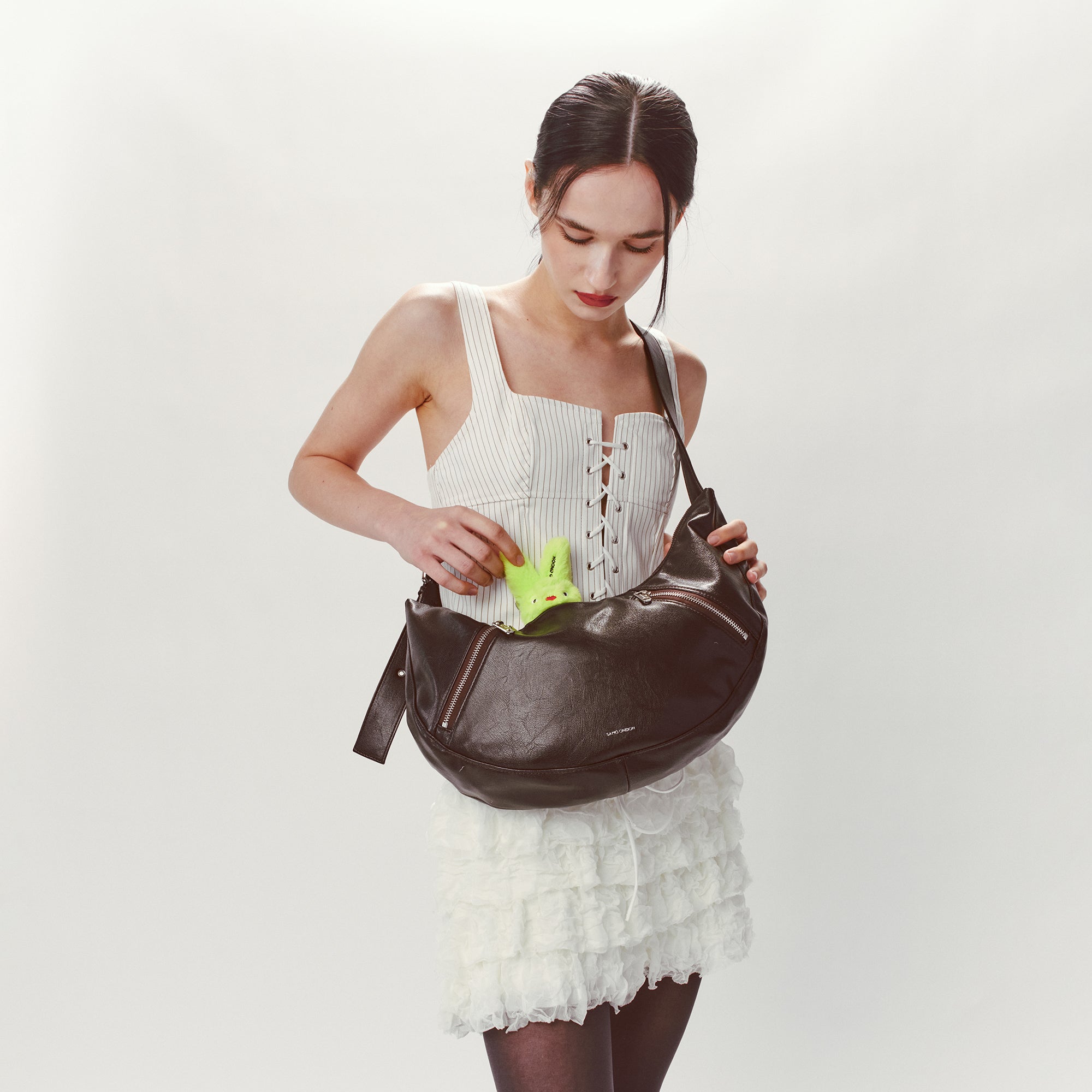 apple sling bag M goat chocolate