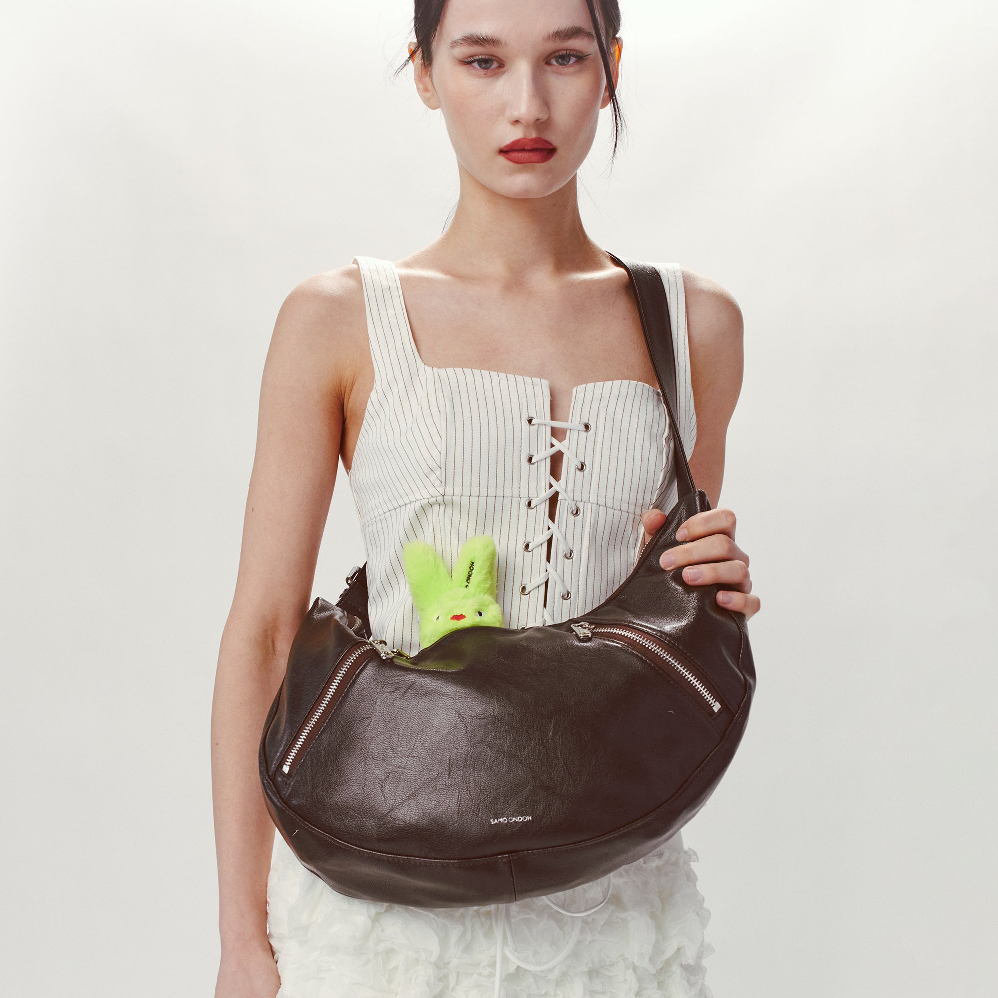 apple sling bag M goat chocolate