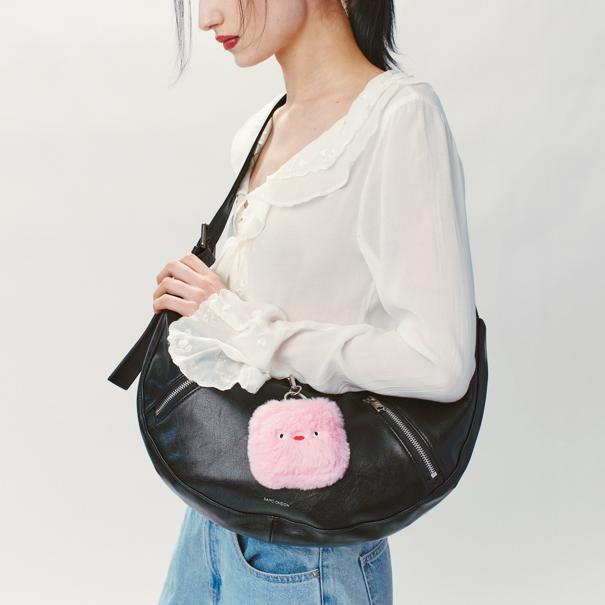 apple sling bag M goat black