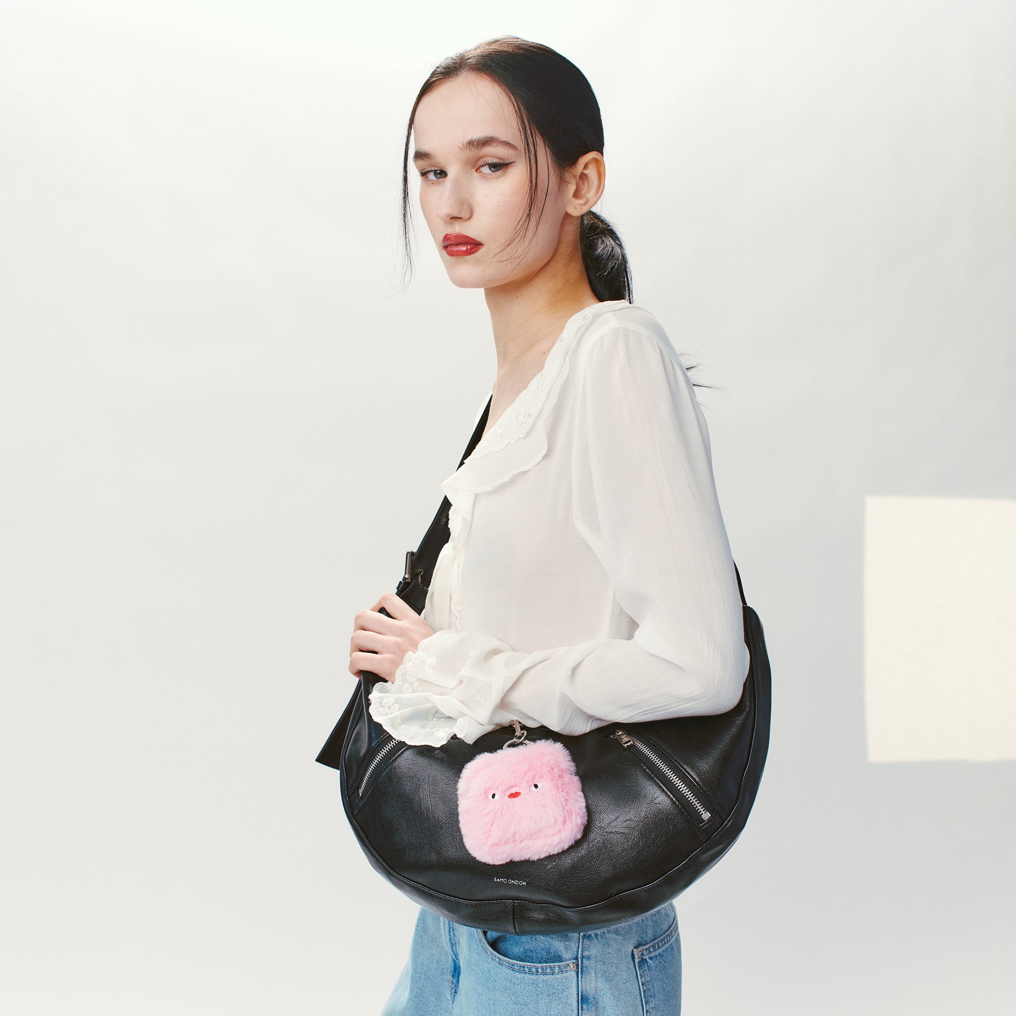 apple sling bag M goat black