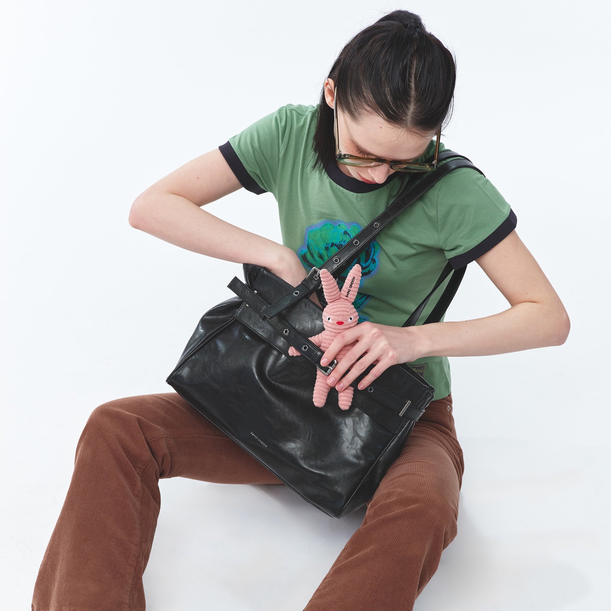 belt flap bag M baked black